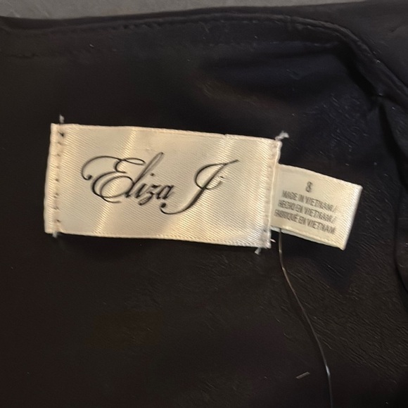 Elegant Black Ruched Dress - Picture 3 of 7